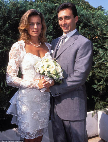 格蕾丝•凯利之女摩纳哥公主斯蒂芬妮在1995年结婚时,偏偏选了